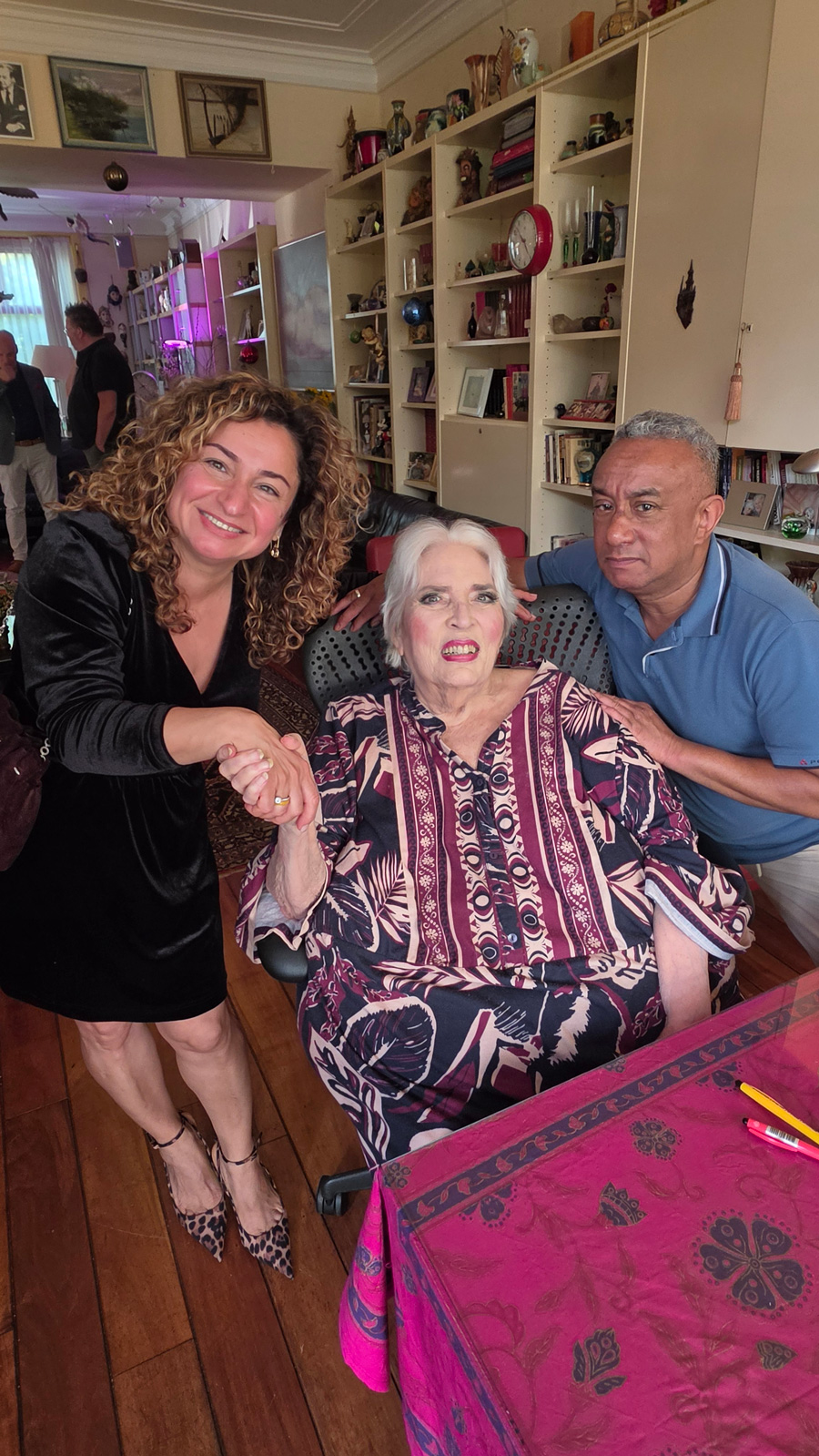 Xaviera Hollander in gesprek met gasten tijdens de presentatie